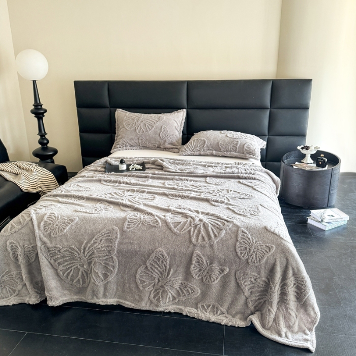 91家纺网 家纺一手货源 找家纺 2025款塔芙绒蝴蝶提花毛毯 纯色多功能休闲盖毯 爆款花型 电商/直播/外贸/跨境专供  蝴蝶银灰