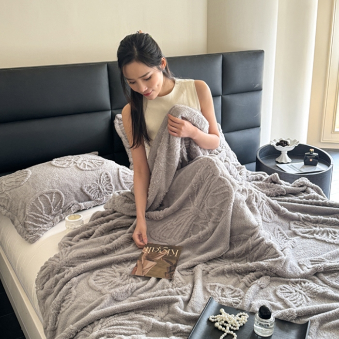 91家纺网 家纺一手货源 找家纺 2025款塔芙绒蝴蝶提花毛毯 纯色多功能休闲盖毯 爆款花型 电商/直播/外贸/跨境专供  蝴蝶银灰