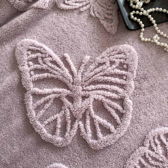 91家纺网 家纺一手货源 找家纺 2025款塔芙绒蝴蝶提花毛毯 纯色多功能休闲盖毯 爆款花型 电商/直播/外贸/跨境专供  蝴蝶紫