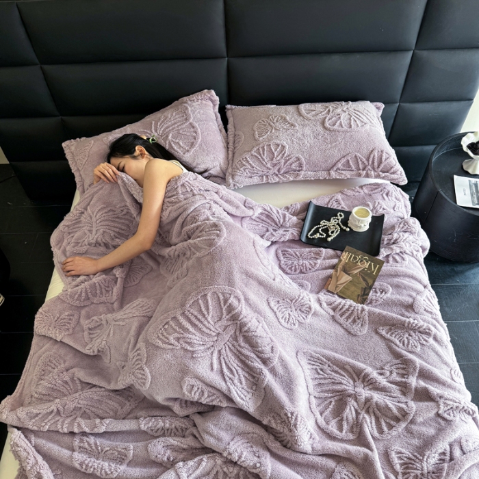 91家纺网 家纺一手货源 找家纺 2025款塔芙绒蝴蝶提花毛毯 纯色多功能休闲盖毯 爆款花型 电商/直播/外贸/跨境专供  蝴蝶紫