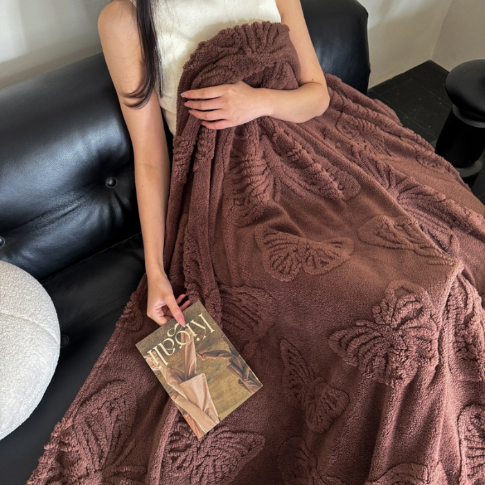 91家纺网 家纺一手货源 找家纺 2025款塔芙绒蝴蝶提花毛毯 纯色多功能休闲盖毯 爆款花型 电商/直播/外贸/跨境专供  蝴蝶棕