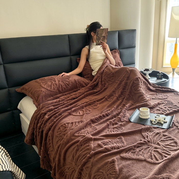 91家纺网 家纺一手货源 找家纺 2025款塔芙绒蝴蝶提花毛毯 纯色多功能休闲盖毯 爆款花型 电商/直播/外贸/跨境专供  蝴蝶棕