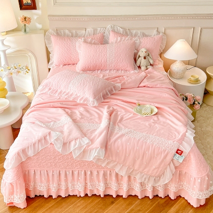 91家纺网 家纺一手货源 找家纺 （总）2025韩版少女心法式公主风水洗棉蕾丝花边绣花夏被床盖款四件套泡泡棉小竺棉凉感丝夏被床盖款四件套
