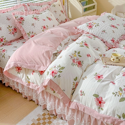 91家纺网 家纺一手货源 找家纺 佰诗特 2025A类双层纱水洗棉麻床盖四件套 夹棉印花花边床盖三件套加厚床裙