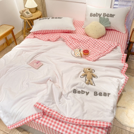 91家纺网 家纺一手货源 找家纺 新款水洗棉刺绣小熊夏被四件套 绣花毛巾绣夏凉被薄被子空调被薄被芯