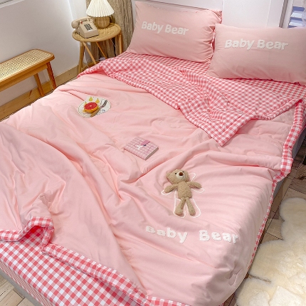 91家纺网 家纺一手货源 找家纺 新款水洗棉刺绣小熊夏被四件套 绣花毛巾绣夏凉被薄被子空调被薄被芯