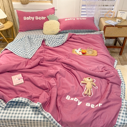 91家纺网 家纺一手货源 找家纺 新款水洗棉刺绣小熊夏被四件套 绣花毛巾绣夏凉被薄被子空调被薄被芯