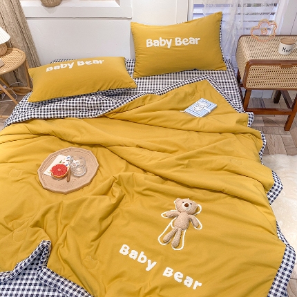 91家纺网 家纺一手货源 找家纺 新款水洗棉刺绣小熊夏被四件套 绣花毛巾绣夏凉被薄被子空调被薄被芯