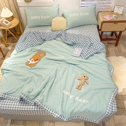 91家纺网 家纺一手货源 找家纺 新款水洗棉刺绣小熊夏被四件套 绣花毛巾绣夏凉被薄被子空调被薄被芯