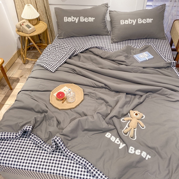 91家纺网 家纺一手货源 找家纺 新款水洗棉刺绣小熊夏被四件套 绣花毛巾绣夏凉被薄被子空调被薄被芯