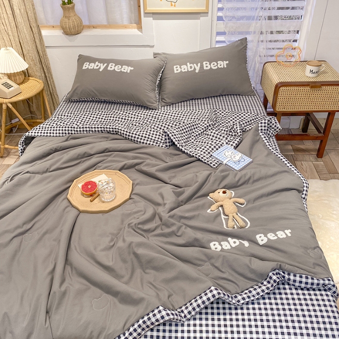 91家纺网 家纺一手货源 找家纺 新款水洗棉刺绣小熊夏被四件套 绣花毛巾绣夏凉被薄被子空调被薄被芯