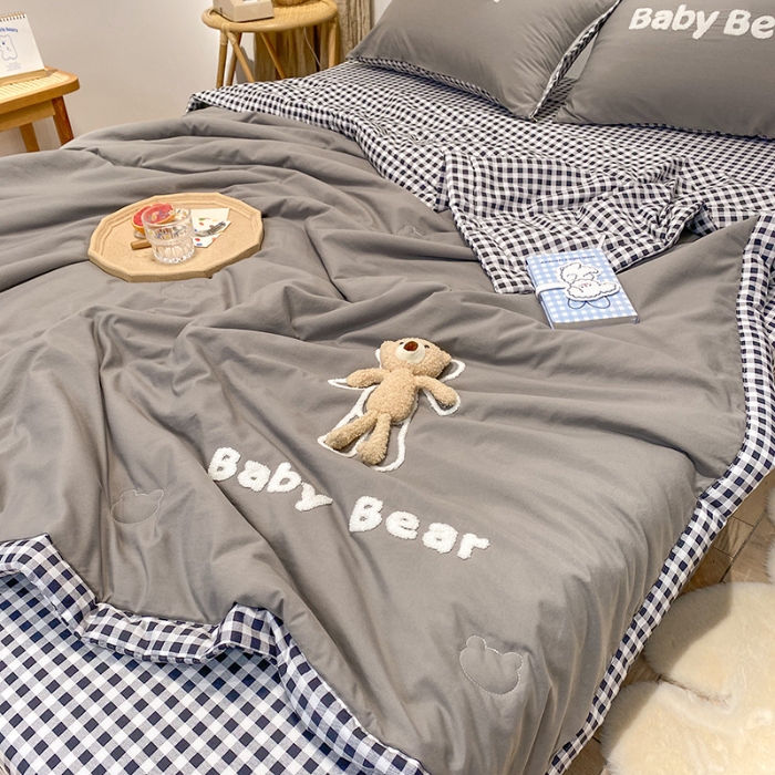 91家纺网 家纺一手货源 找家纺 新款水洗棉刺绣小熊夏被四件套 绣花毛巾绣夏凉被薄被子空调被薄被芯