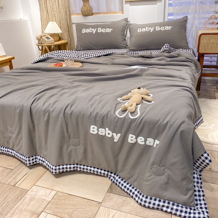 91家纺网 家纺一手货源 找家纺 新款水洗棉刺绣小熊夏被四件套 绣花毛巾绣夏凉被薄被子空调被薄被芯