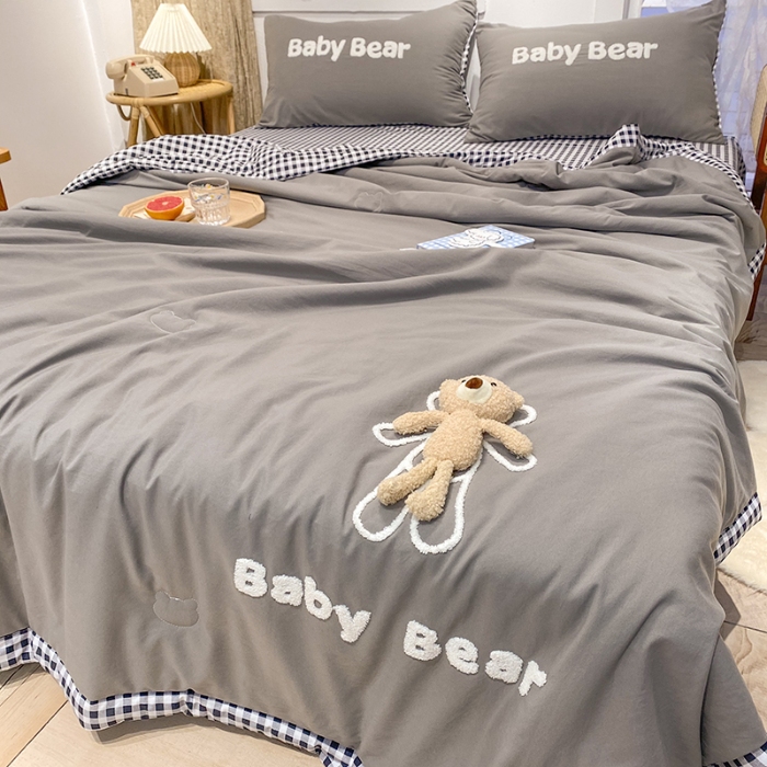 91家纺网 家纺一手货源 找家纺 新款水洗棉刺绣小熊夏被四件套 绣花毛巾绣夏凉被薄被子空调被薄被芯