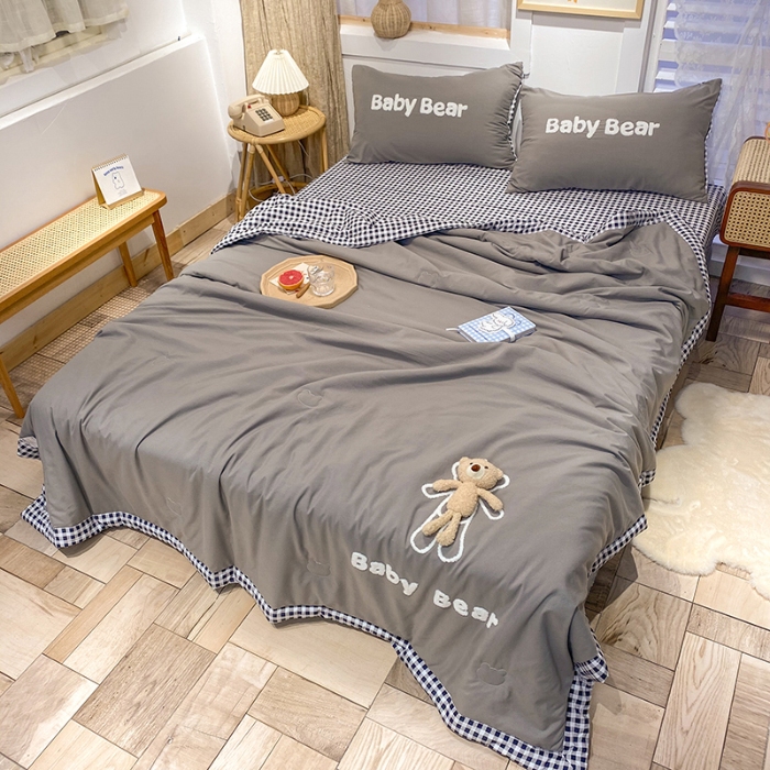 91家纺网 家纺一手货源 找家纺 新款水洗棉刺绣小熊夏被四件套 绣花毛巾绣夏凉被薄被子空调被薄被芯