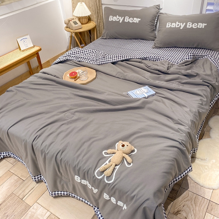 91家纺网 家纺一手货源 找家纺 新款水洗棉刺绣小熊夏被四件套 绣花毛巾绣夏凉被薄被子空调被薄被芯