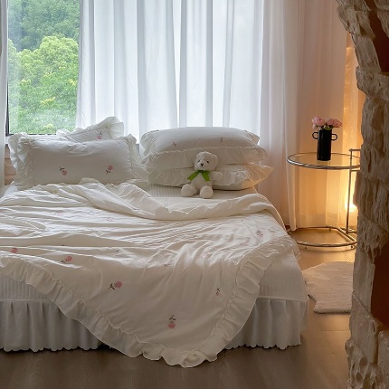 91家纺网 家纺一手货源 找家纺 （总）小主驾到 2024新款水洗棉刺绣法式花边被套床单四件套夏被床盖四件套-花季