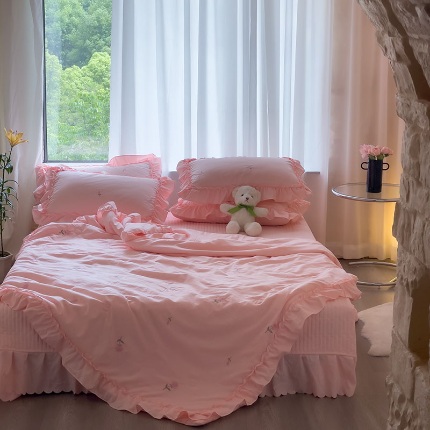 91家纺网 家纺一手货源 找家纺 （总）小主驾到 2024新款水洗棉刺绣法式花边被套床单四件套夏被床盖四件套-花季
