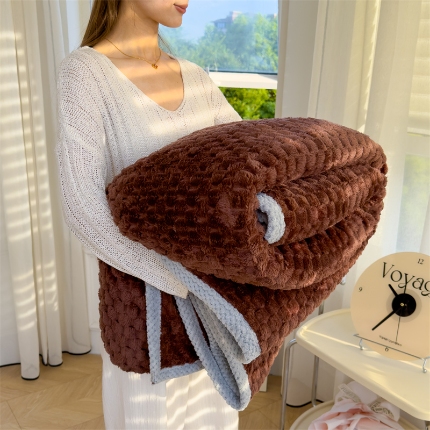 91家纺网 家纺一手货源 找家纺 （总）灰鲸 2025新款A类加厚罗马纹豆豆剪花兔绒毛毯