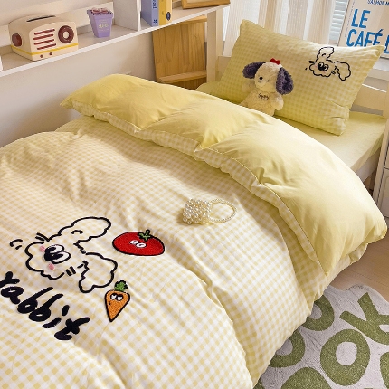 91家纺网 家纺一手货源 找家纺 （总）尤米 2024新款可爱萝卜兔水洗棉毛巾绣四件套 学生床