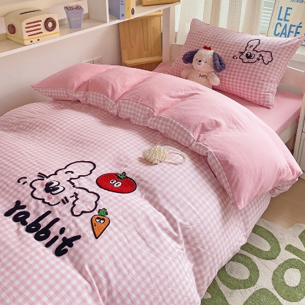 91家纺网 家纺一手货源 找家纺 （总）尤米 2024新款可爱萝卜兔水洗棉毛巾绣四件套 学生床