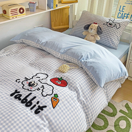 91家纺网 家纺一手货源 找家纺 （总）尤米 2024新款可爱萝卜兔水洗棉毛巾绣四件套 学生床