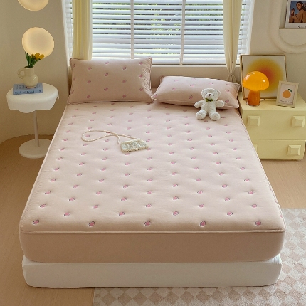 91家纺网 家纺一手货源 找家纺 （总）尊康家纺（原磊科）2024新款全棉色织夹棉大豆床笠-爱意满满系列