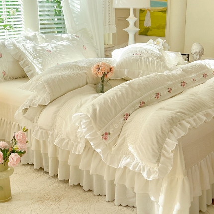 91家纺网 家纺一手货源 找家纺 （总）舒咪欧 2025新款床裙床盖款泡泡纱纯色绣花韩版水洗棉花边款法式公主风四件套