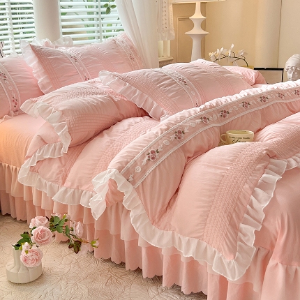 91家纺网 家纺一手货源 找家纺 （总）舒咪欧 2025新款床裙床盖款泡泡纱纯色绣花韩版水洗棉花边款法式公主风四件套