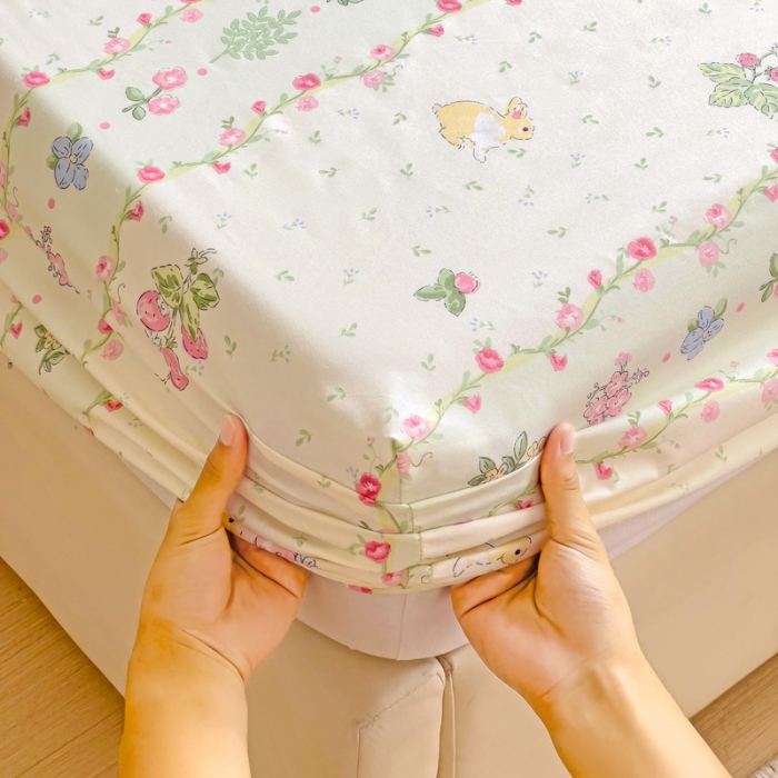 91家纺网 家纺一手货源 找家纺 楠沐家纺 2025新款亲肤印花芦荟棉水洗棉床笠系列 草莓小兔绿