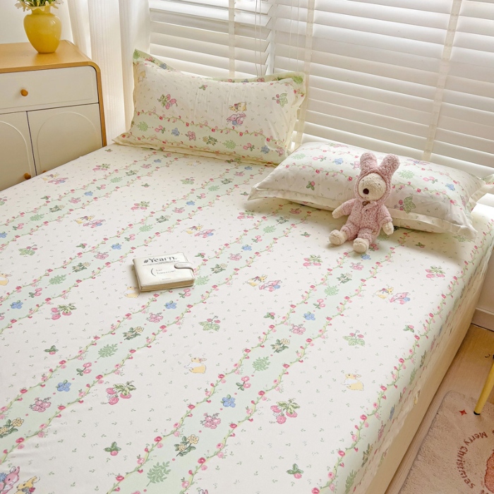 91家纺网 家纺一手货源 找家纺 楠沐家纺 2025新款亲肤印花芦荟棉水洗棉床笠系列 草莓小兔绿