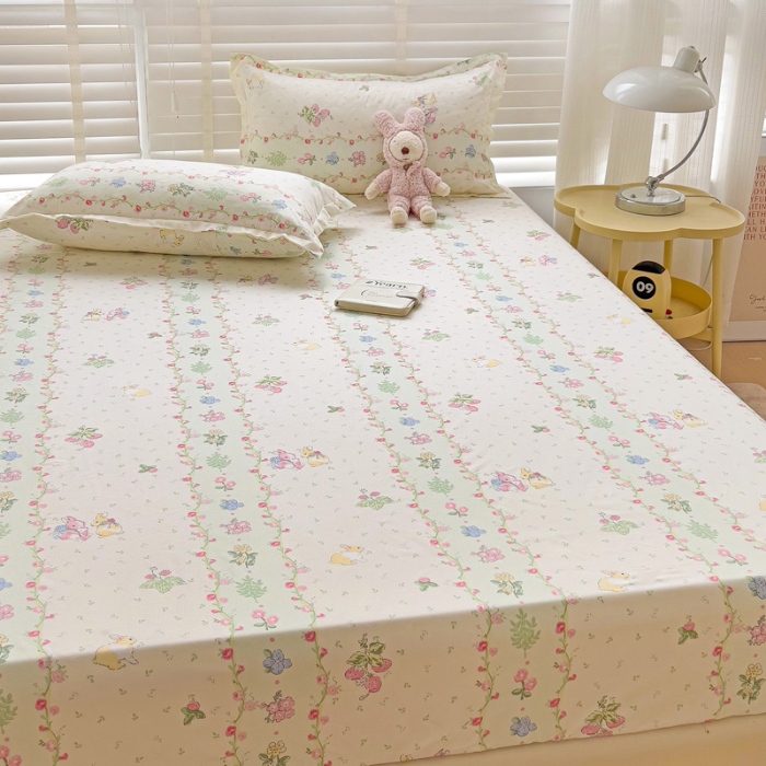 91家纺网 家纺一手货源 找家纺 楠沐家纺 2025新款亲肤印花芦荟棉水洗棉床笠系列 草莓小兔绿