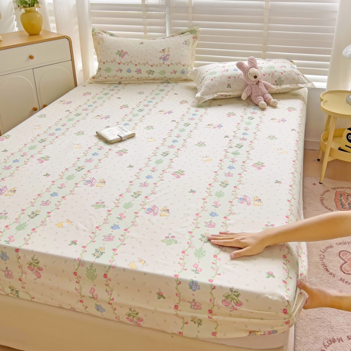 91家纺网 家纺一手货源 找家纺 楠沐家纺 2025新款亲肤印花芦荟棉水洗棉床笠系列 草莓小兔绿