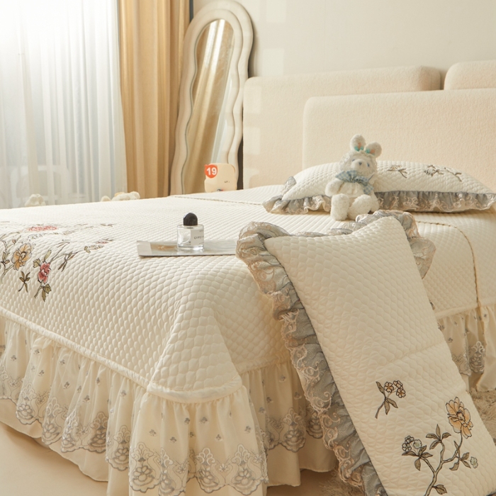 91家纺网 家纺一手货源 找家纺 紫碧螺家纺 2024新款刺绣花边床裙式床盖（仿天丝） 米白