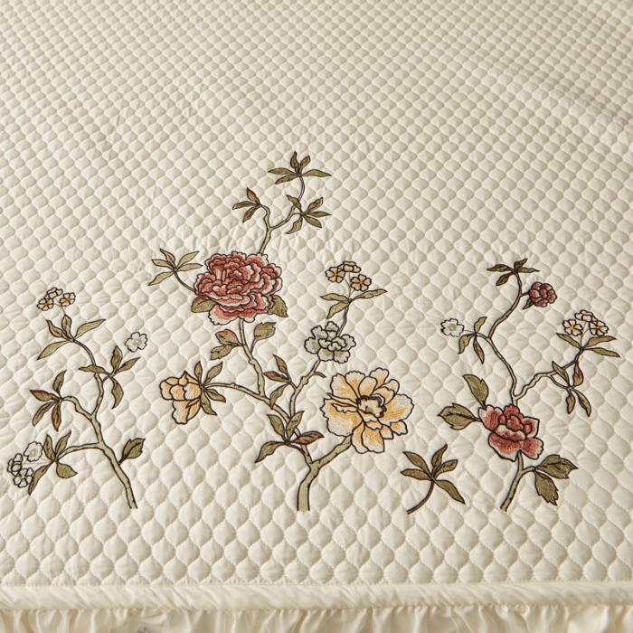 91家纺网 家纺一手货源 找家纺 紫碧螺家纺 2024新款刺绣花边床裙式床盖（仿天丝） 米白