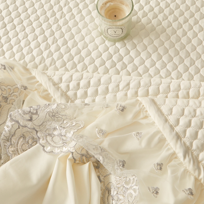 91家纺网 家纺一手货源 找家纺 紫碧螺家纺 2024新款刺绣花边床裙式床盖（仿天丝） 米白