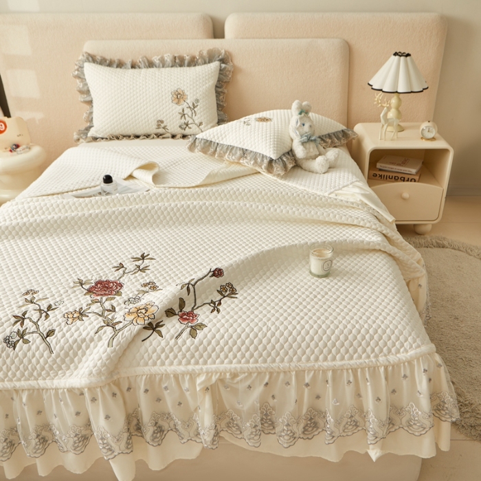 91家纺网 家纺一手货源 找家纺 紫碧螺家纺 2024新款刺绣花边床裙式床盖（仿天丝） 米白