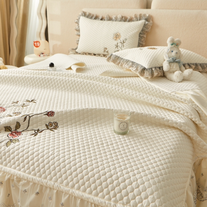 91家纺网 家纺一手货源 找家纺 紫碧螺家纺 2024新款刺绣花边床裙式床盖（仿天丝） 米白