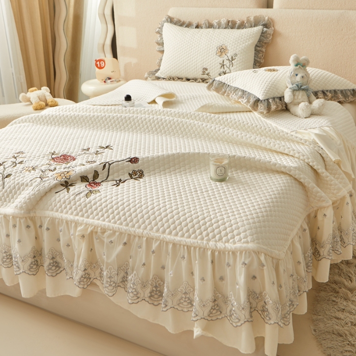 91家纺网 家纺一手货源 找家纺 紫碧螺家纺 2024新款刺绣花边床裙式床盖（仿天丝） 米白