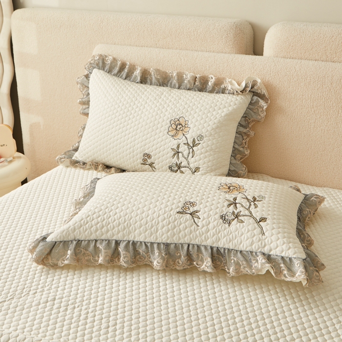 91家纺网 家纺一手货源 找家纺 紫碧螺家纺 2024新款刺绣花边床裙式床盖（仿天丝） 米白