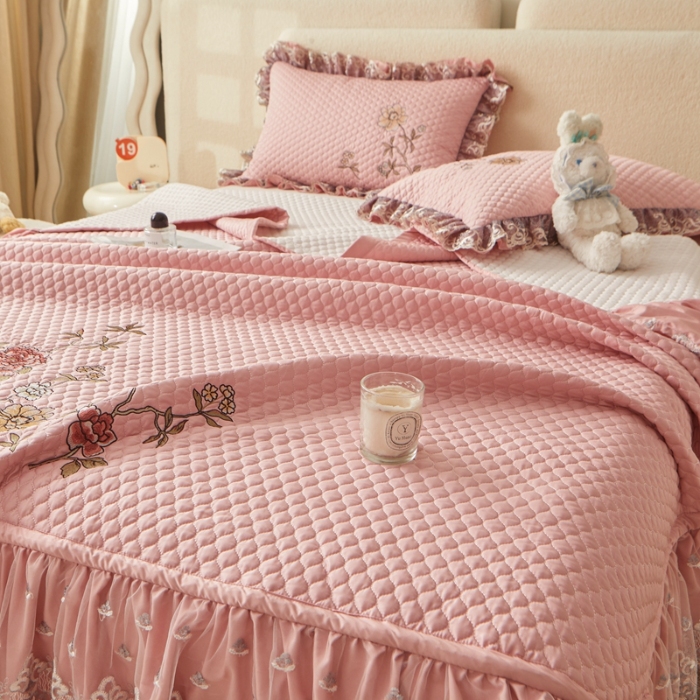 91家纺网 家纺一手货源 找家纺 紫碧螺家纺 2024新款刺绣花边床裙式床盖（仿天丝） 豆沙