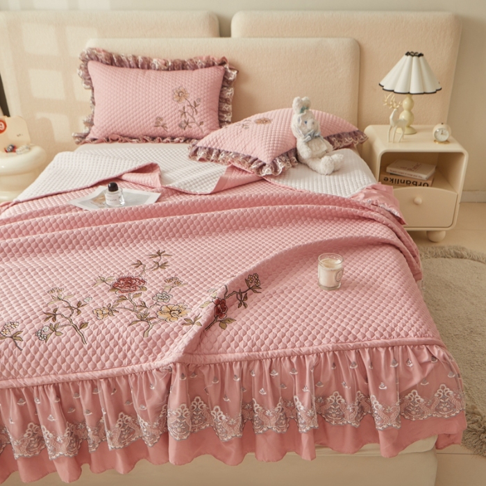 91家纺网 家纺一手货源 找家纺 紫碧螺家纺 2024新款刺绣花边床裙式床盖（仿天丝） 豆沙