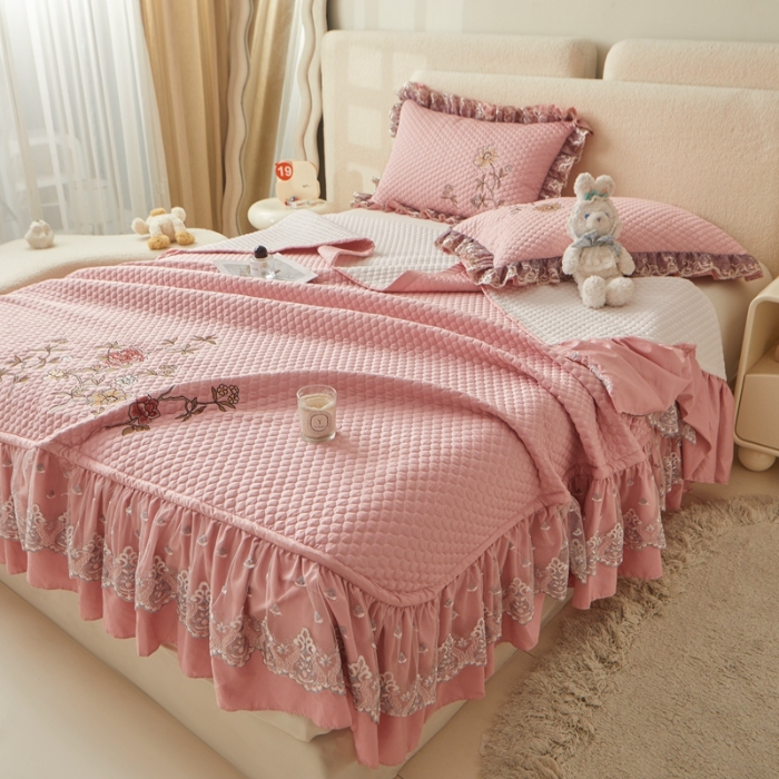 91家纺网 家纺一手货源 找家纺 紫碧螺家纺 2024新款刺绣花边床裙式床盖（仿天丝） 豆沙