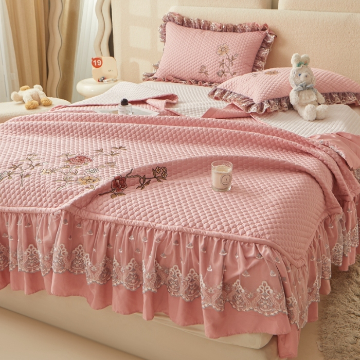 91家纺网 家纺一手货源 找家纺 紫碧螺家纺 2024新款刺绣花边床裙式床盖（仿天丝） 豆沙