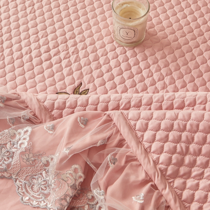 91家纺网 家纺一手货源 找家纺 紫碧螺家纺 2024新款刺绣花边床裙式床盖（仿天丝） 豆沙