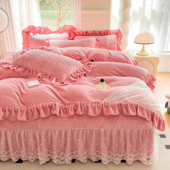 91家纺网 家纺一手货源 找家纺 苏米娜12斤230g全消光牛奶绒夹棉床盖四件套兔兔绒绒蕾丝床裙款四件套