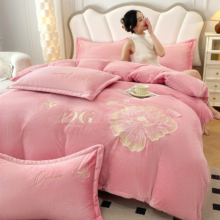 91家纺网 家纺一手货源 找家纺 2025加厚大版花卉牛奶绒刺绣花四件套小清新公主风韩版婴儿绒宝宝绒兔绒法莱绒金貂绒四件套床单床盖款单被套