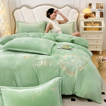 91家纺网 家纺一手货源 找家纺 2025加厚大版花卉牛奶绒刺绣花四件套小清新公主风韩版婴儿绒宝宝绒兔绒法莱绒金貂绒四件套床单床盖款单被套