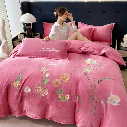 91家纺网 家纺一手货源 找家纺 漫布云2025大版花卉牛奶绒四件套婴儿宝宝兔兔绒法莱金貂绒刺绣花四件套