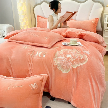 91家纺网 家纺一手货源 找家纺 漫布云2025大版花卉牛奶绒四件套婴儿宝宝兔兔绒法莱金貂绒刺绣花四件套